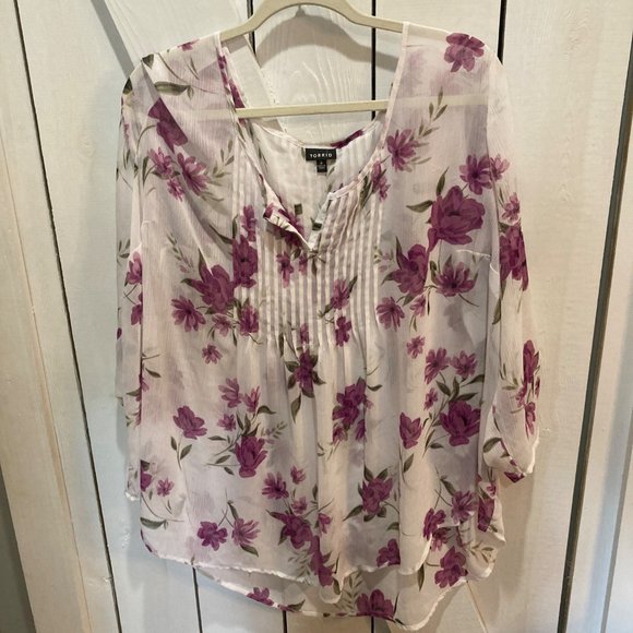 Torrid WHITE FLORAL CHIFFON PINTUCK BLOUSE 3x - Picture 3 of 12